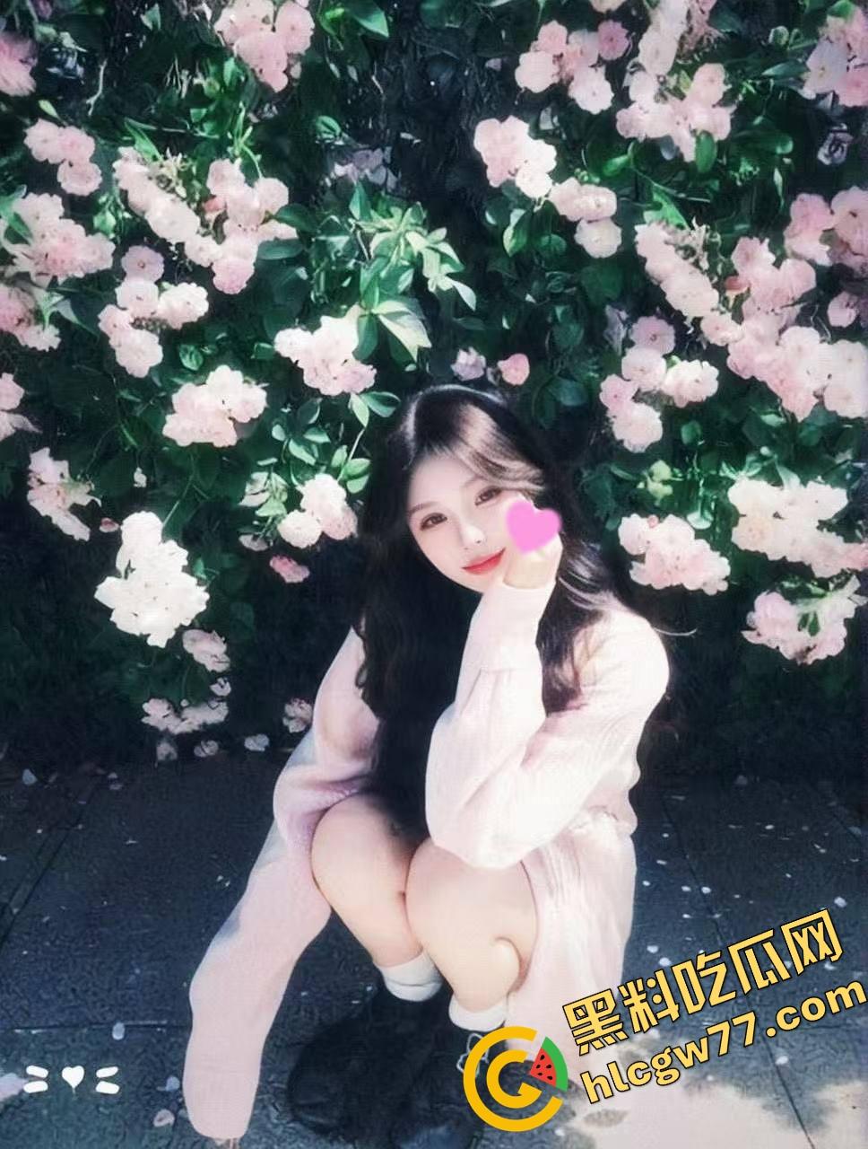 一龙两凤顶级操演,沪上大哥找Coser圈两个妹子双人足交舔屌,蜜桃臀齐飞根本不知干哪边!-2