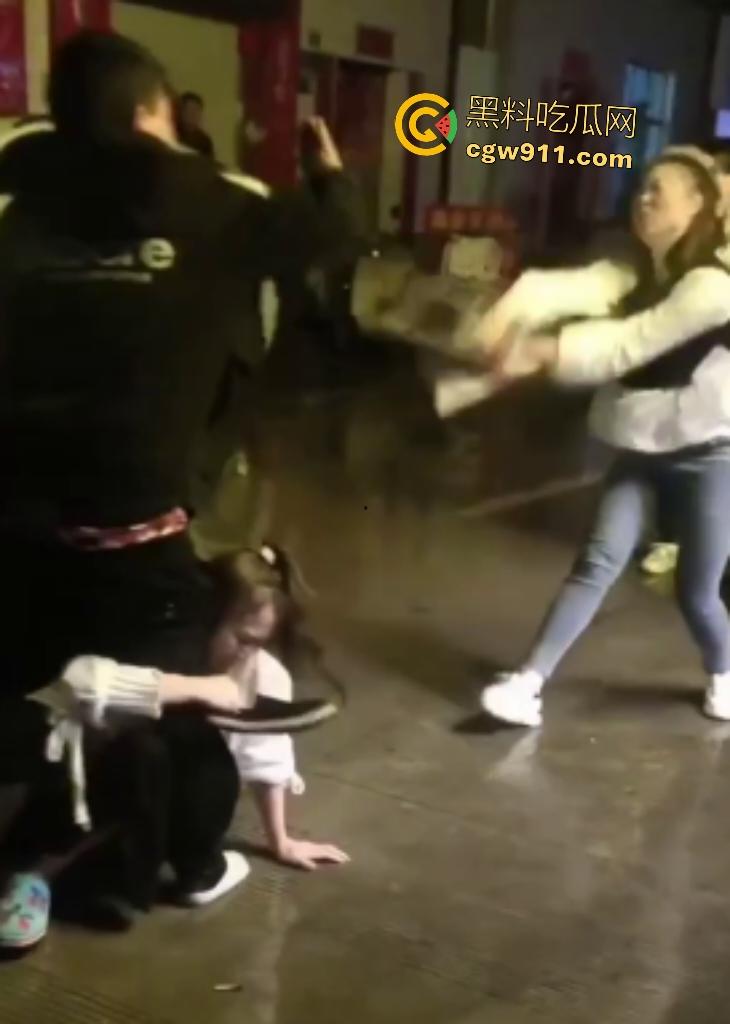 霸王嫖客惨遭技师姐妹花围殴！三四个辣妹抄扫把狂抽白嫖男，打得鼻青脸肿，欠钱不给还想摸奶？-4