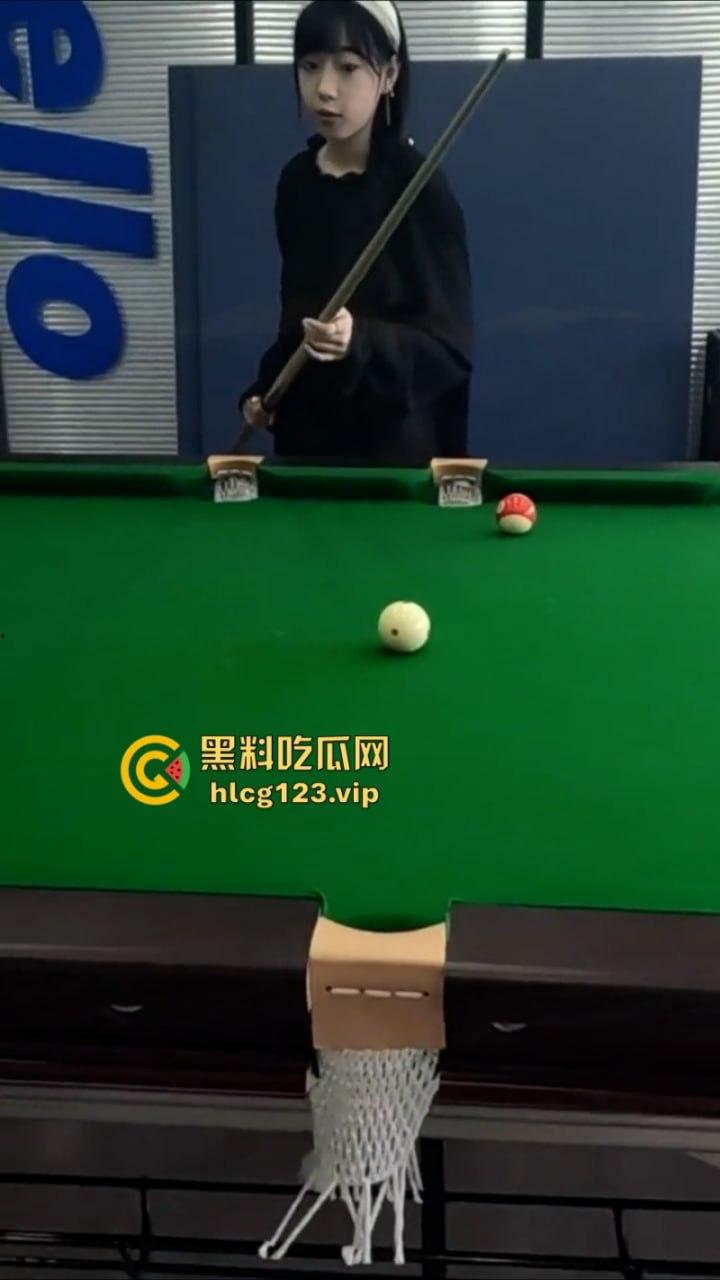 万物皆是媛！又来个台球媛 美女真空打台球打乒乓球挥洒香汗奶头凸凸-3