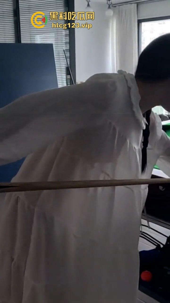 万物皆是媛！又来个台球媛 美女真空打台球打乒乓球挥洒香汗奶头凸凸-4