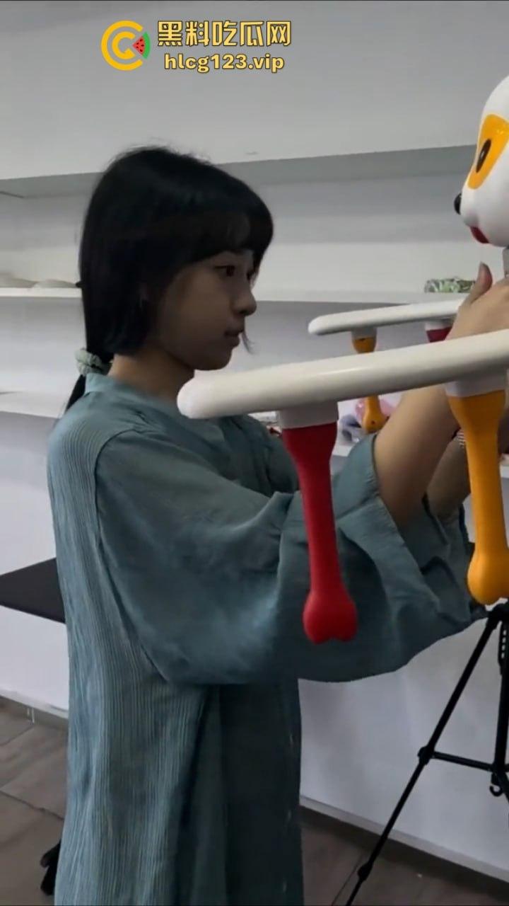 万物皆是媛！又来个台球媛 美女真空打台球打乒乓球挥洒香汗奶头凸凸-7