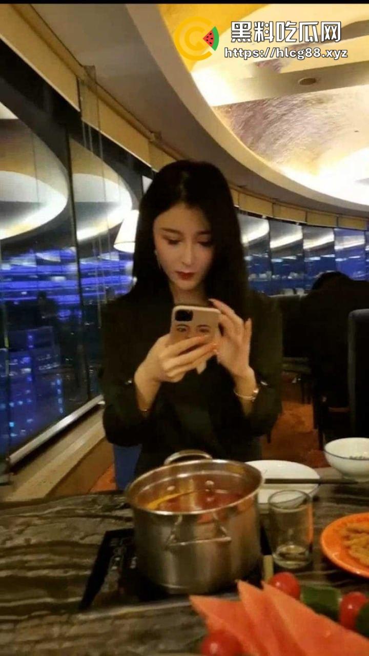 大神狂操东航极品空姐【朵朵】饭后嫩屄从阳台捅到浴室干翻床，落地窗后入嫩逼喷汁，这骚婊艺术级操法爽爆！-2