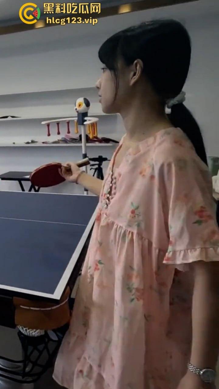 万物皆是媛！又来个台球媛 美女真空打台球打乒乓球挥洒香汗奶头凸凸-12