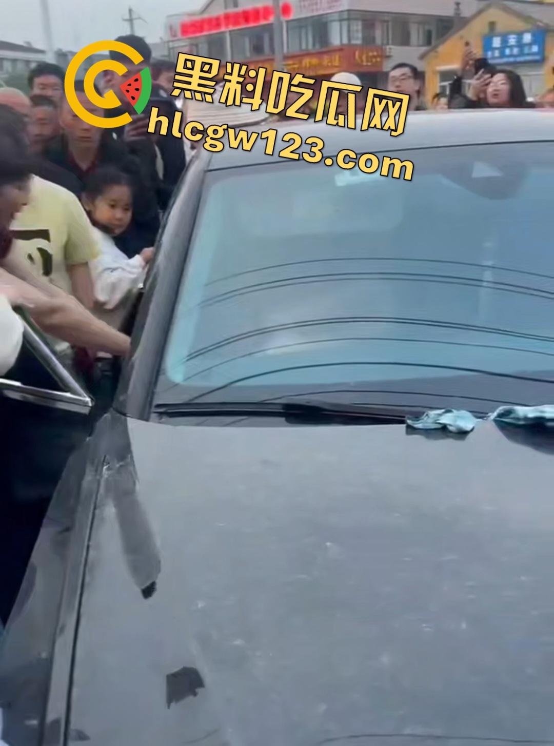 小三车内被抓现行!衣服扒光精子嘴边,男子施法被打断躲在车里竟然继续撸管!-3