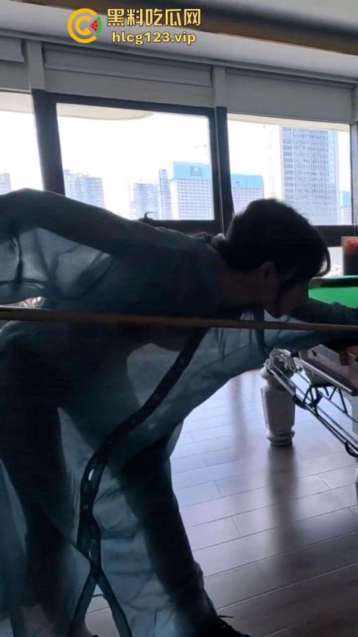 万物皆是媛！又来个台球媛 美女真空打台球打乒乓球挥洒香汗奶头凸凸-13