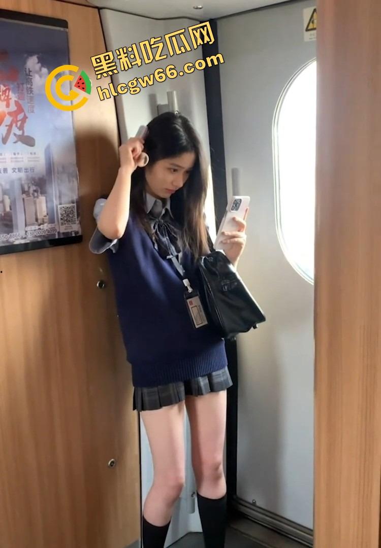 260W女网红【百万个垃圾桶】早期福利照流出大尺度裸照被疯狂翻出，互联网真他妈记得！-5