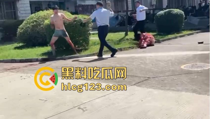 妻子惹到什么了?小区血腥杀人老公穿短裤当街持刀追砍,爱时脱她衣不爱时剐她肉!-1