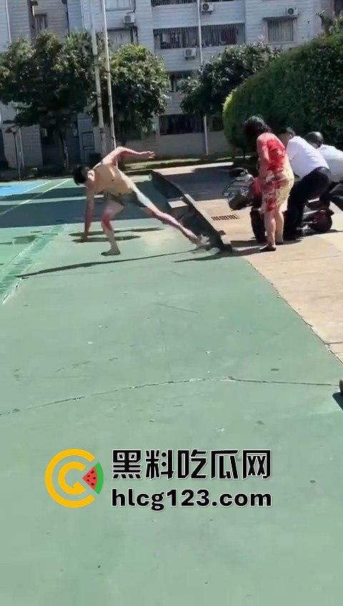 妻子惹到什么了?小区血腥杀人老公穿短裤当街持刀追砍,爱时脱她衣不爱时剐她肉!-5