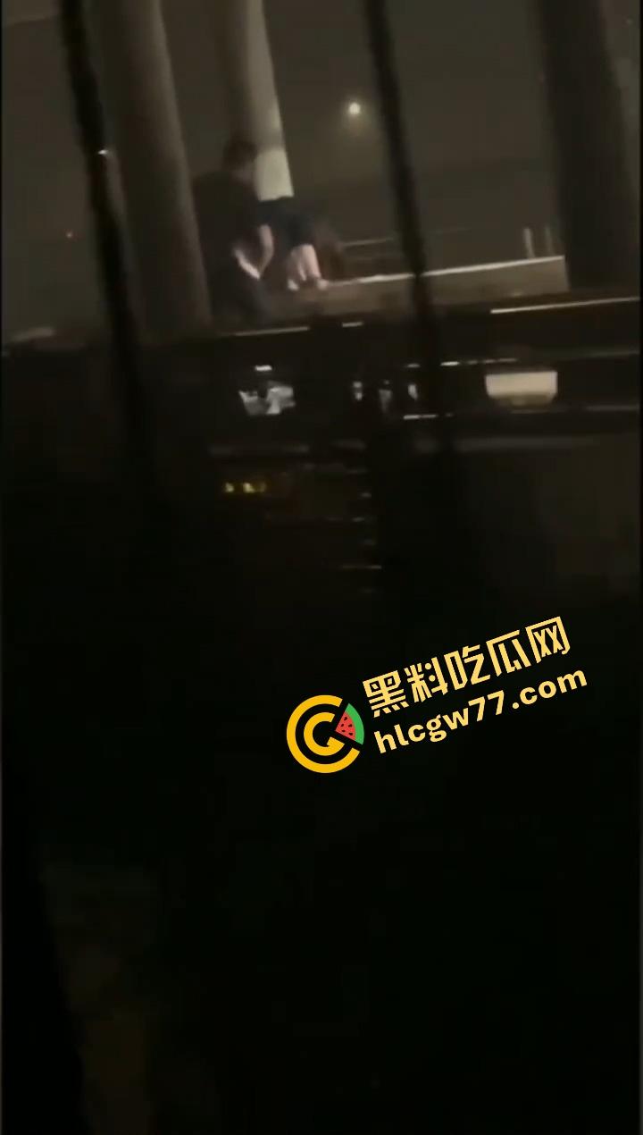 最美的不是下雨天，而是你在我身上坐着颤的瞬间，武汉大学情侣公共场合观音坐莲被偷拍，全网疯传！-10