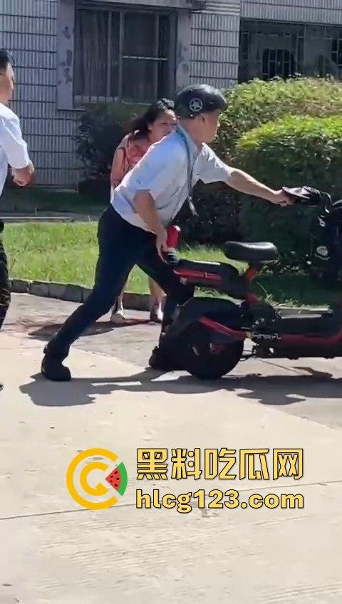 妻子惹到什么了?小区血腥杀人老公穿短裤当街持刀追砍,爱时脱她衣不爱时剐她肉!-8