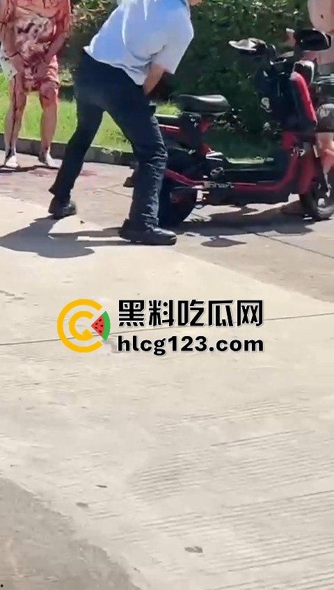 妻子惹到什么了?小区血腥杀人老公穿短裤当街持刀追砍,爱时脱她衣不爱时剐她肉!-9