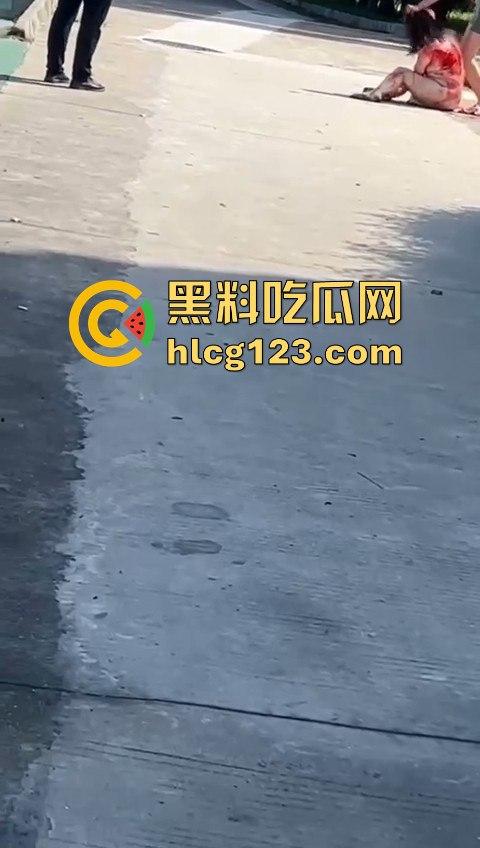 妻子惹到什么了?小区血腥杀人老公穿短裤当街持刀追砍,爱时脱她衣不爱时剐她肉!-10