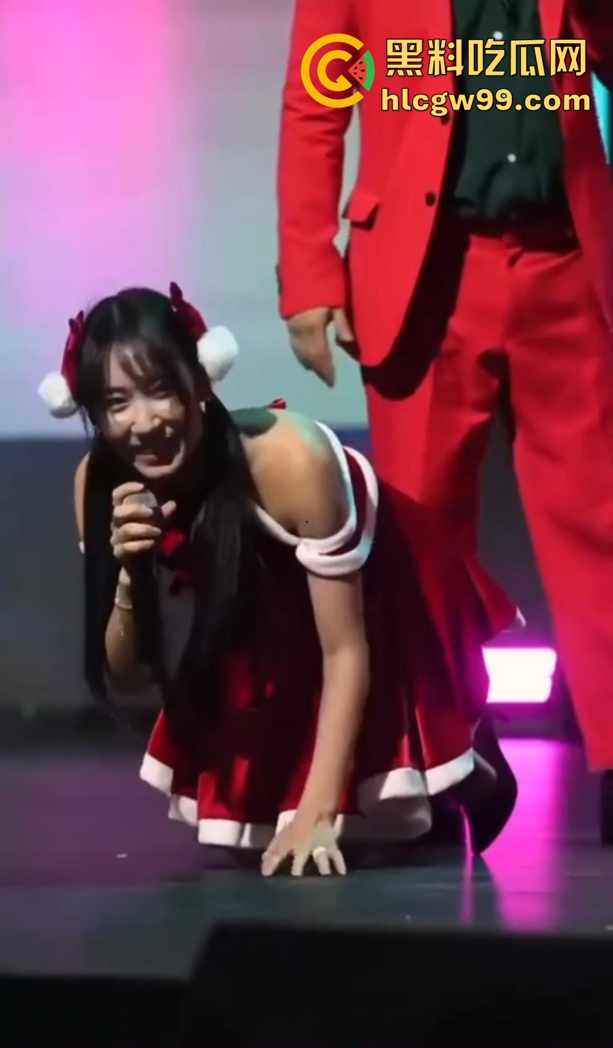 韩国变态综艺大曝光，女嘉宾肉丝真空被抽屁股，抽到逼湿呻吟不断，这是综艺还是SM现场？-12