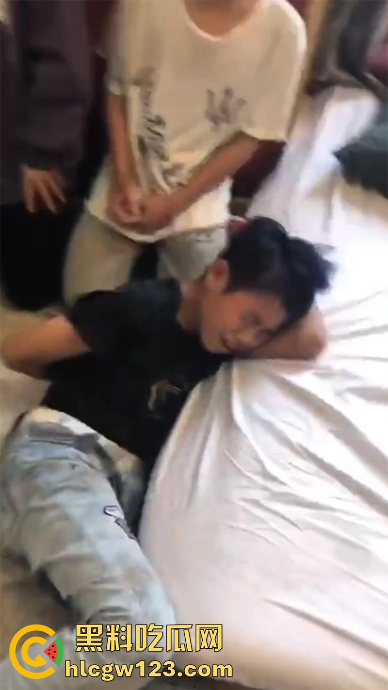 广东最怂精神小伙，被人霸凌吓尿裤子，就这点逼胆还出来混，后面跪着那俩更惨人熊熊一窝啊！-1