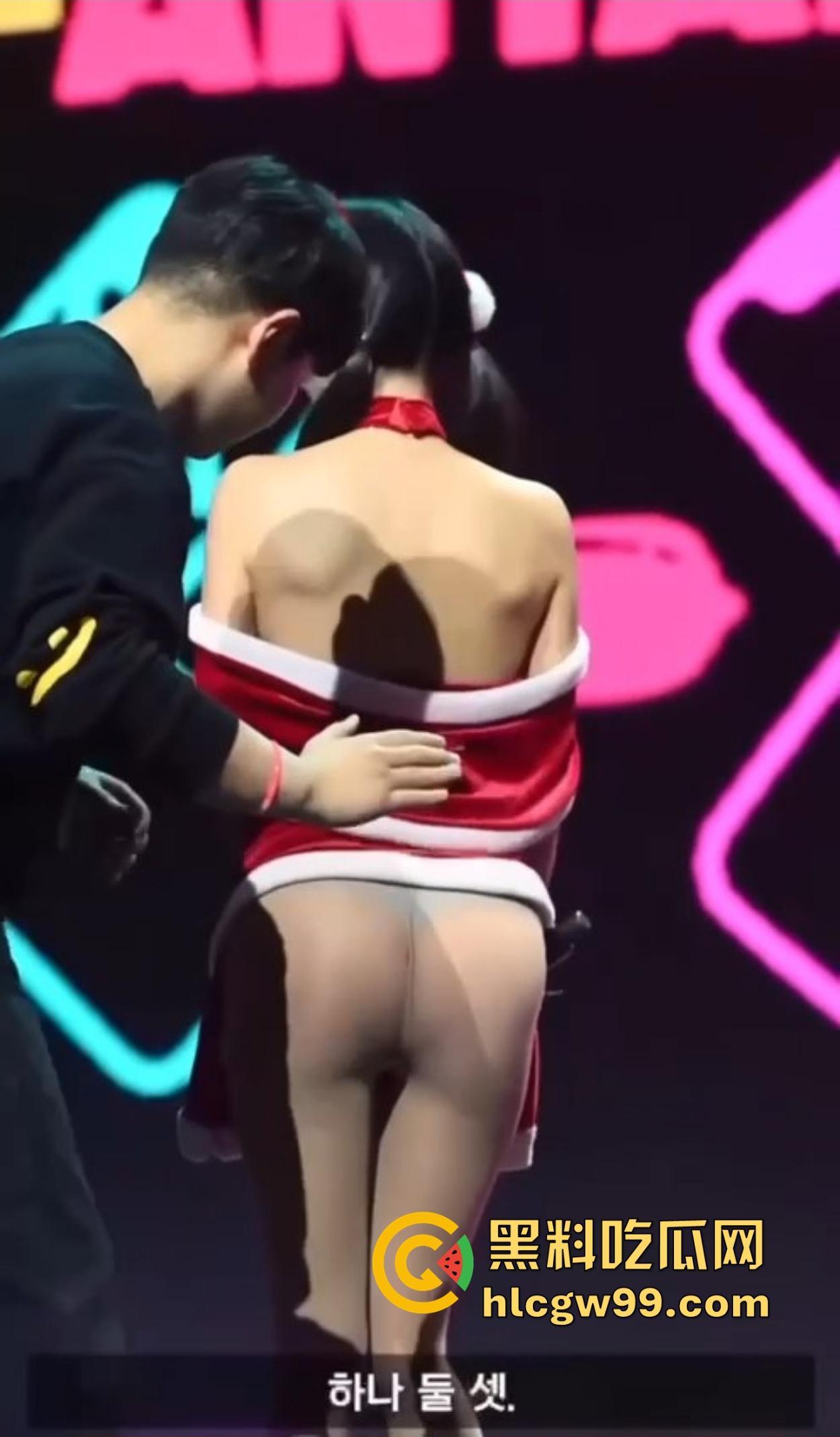 韩国变态综艺大曝光，女嘉宾肉丝真空被抽屁股，抽到逼湿呻吟不断，这是综艺还是SM现场？-13