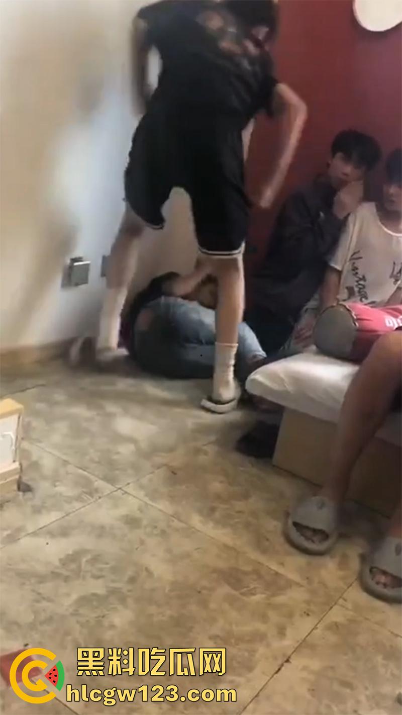 广东最怂精神小伙，被人霸凌吓尿裤子，就这点逼胆还出来混，后面跪着那俩更惨人熊熊一窝啊！-3