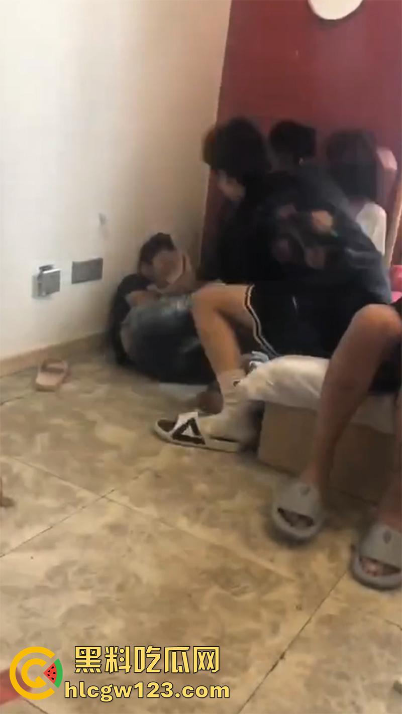 广东最怂精神小伙，被人霸凌吓尿裤子，就这点逼胆还出来混，后面跪着那俩更惨人熊熊一窝啊！-4