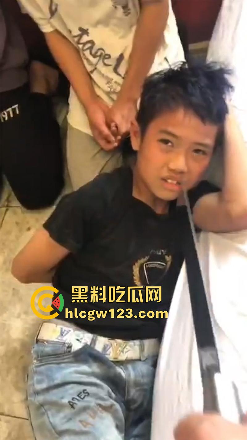 广东最怂精神小伙，被人霸凌吓尿裤子，就这点逼胆还出来混，后面跪着那俩更惨人熊熊一窝啊！-6