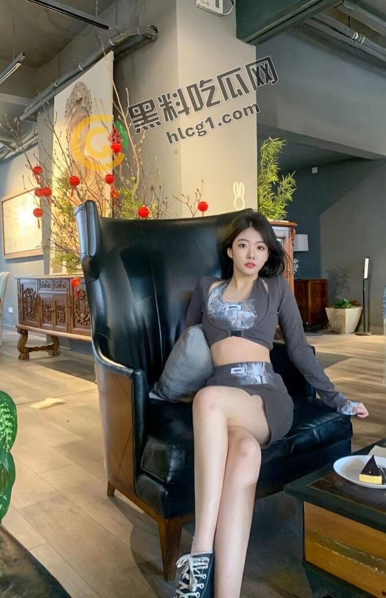 艺术学院校花流出！前凸后翘的性感身材，胸前大车灯让人目不转睛！-2