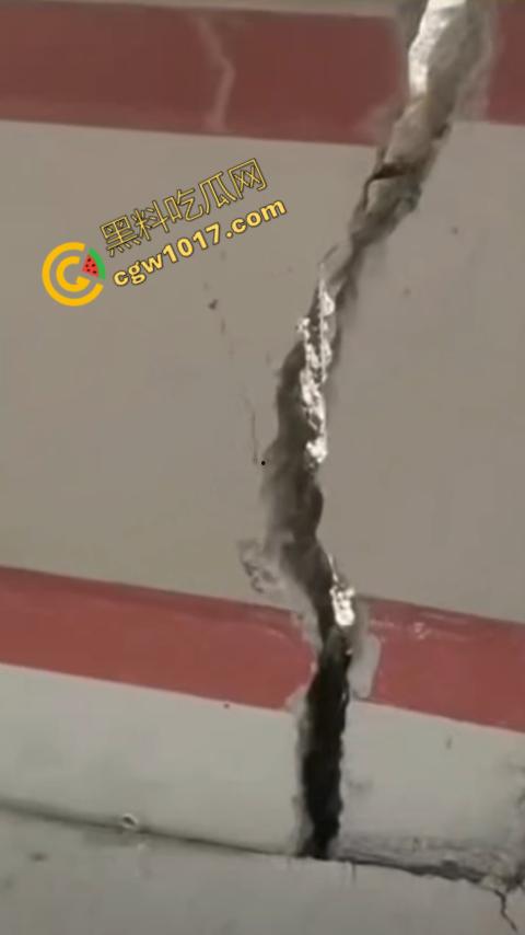 惊悚一幕！四川红旗大桥瞬间坍塌，山体滑坡无情吞噬人类杰作，初建十月竟成废墟，心惊胆战！-4