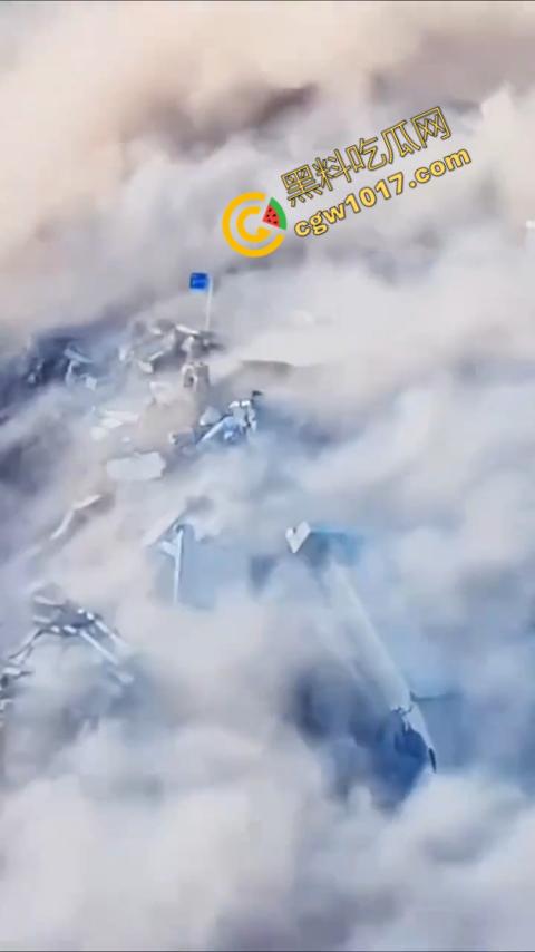 惊悚一幕！四川红旗大桥瞬间坍塌，山体滑坡无情吞噬人类杰作，初建十月竟成废墟，心惊胆战！-6