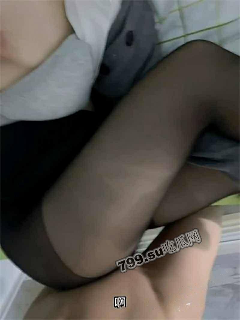 乱伦大神迷恋『晓彤表妹』新作 体验情趣黑丝的诱惑 操着表妹的白虎美穴-4