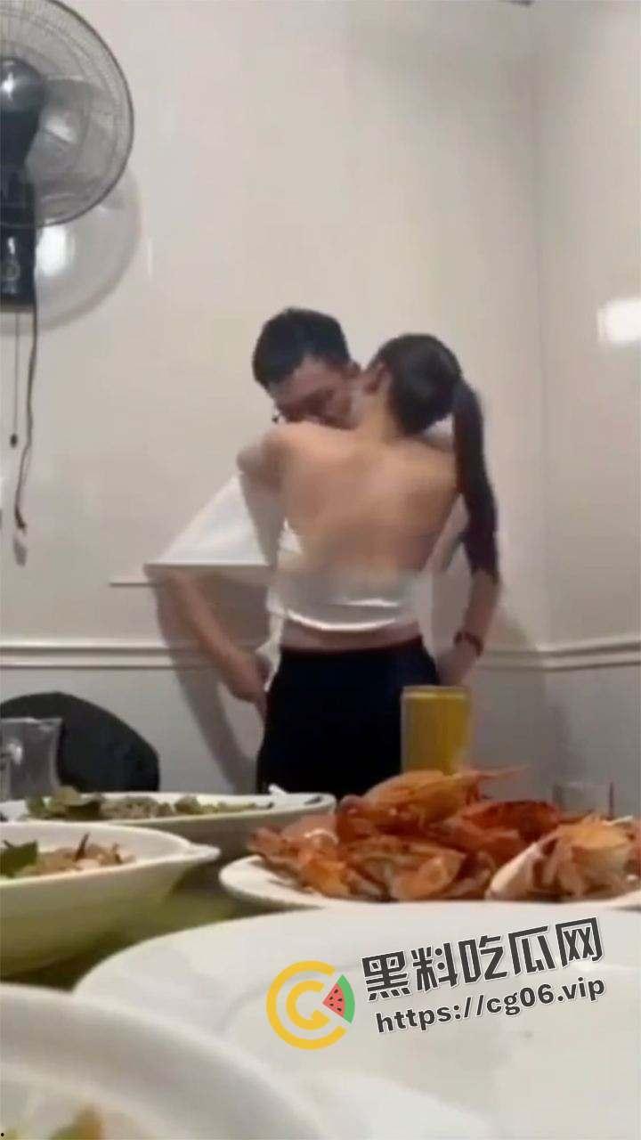 都说同学聚会不要录像了！少妇缠着上学时喜欢的男孩子不放 奶子都喂脸上了-4