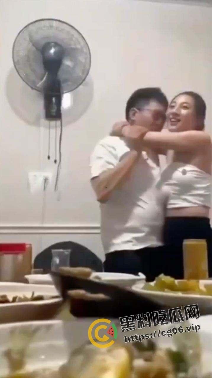 都说同学聚会不要录像了！少妇缠着上学时喜欢的男孩子不放 奶子都喂脸上了-6