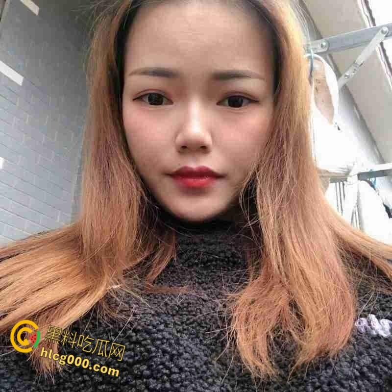 武汉东西湖人妻【胡丽】，出轨地铁司机老公，少妇逼毛旺盛淫水超多，约炮大屌猛操骚逼，表情销魂淫荡！-4