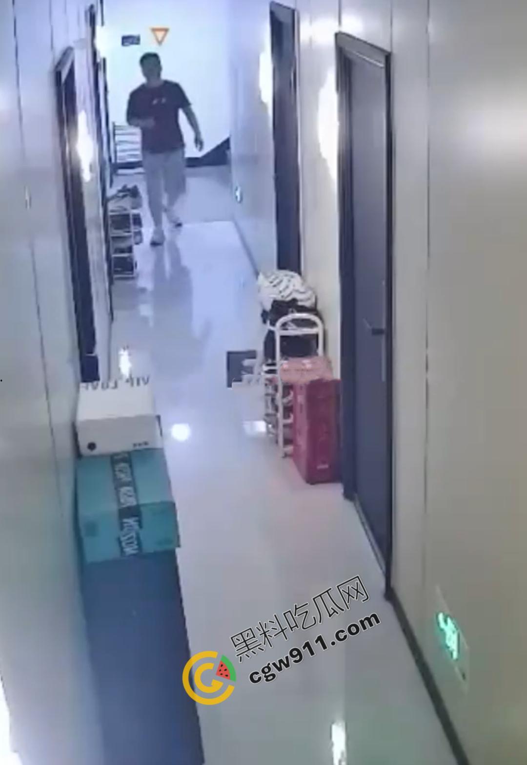 惊悚！变态佬深夜骚扰独居女，偷鞋拍照，诱骗开门，监控揭露惊人阴谋-1