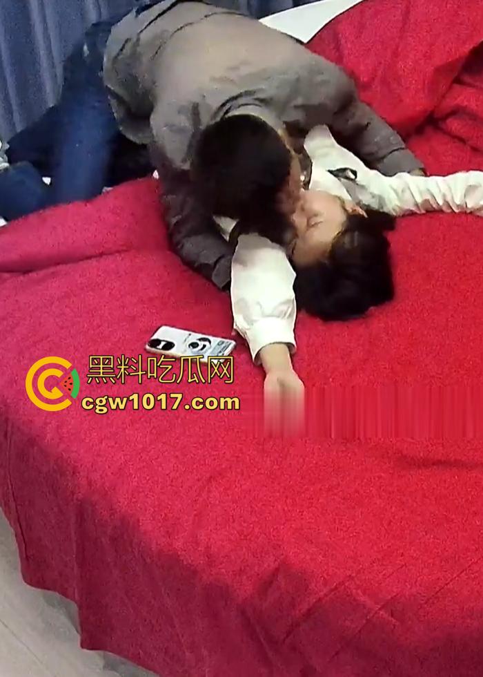 酒店针孔实拍 高颜妹子约炮翻车！男友30秒缴械，衣服没脱完就射了！-3