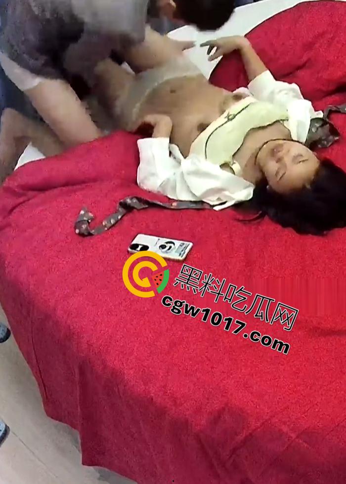 酒店针孔实拍 高颜妹子约炮翻车！男友30秒缴械，衣服没脱完就射了！-4