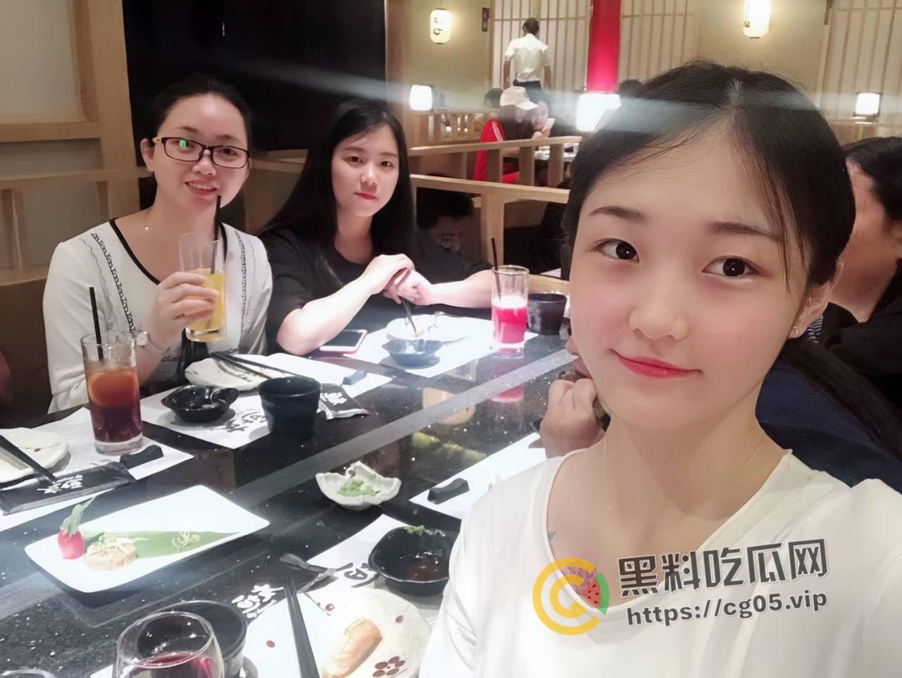 瓜友投稿！上海白领【刘悦】偷男人还上传到云相册被发现 时候还不承认 胸上的纹身都被舔变色了-3