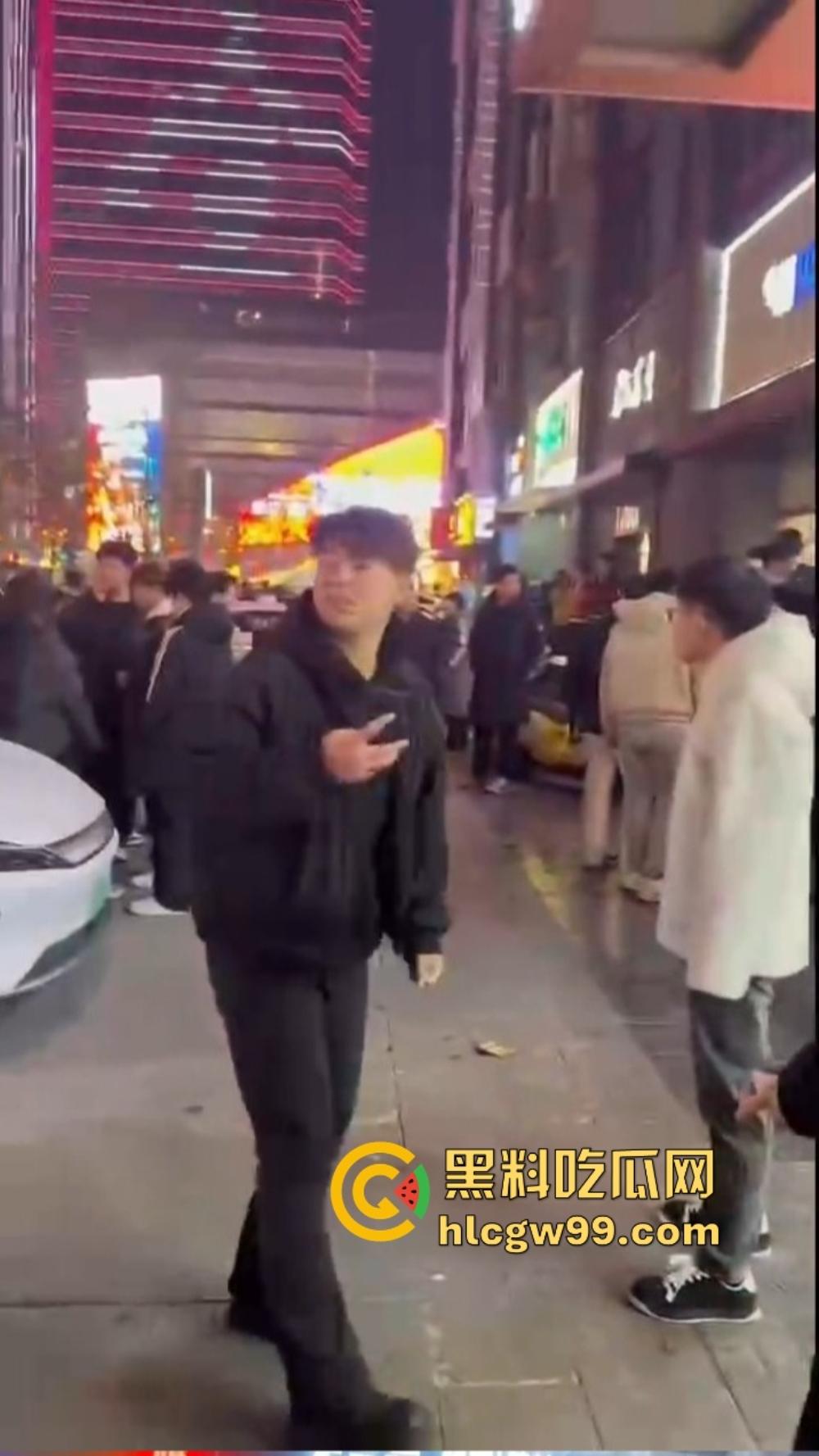 石家庄YOLO酒馆到底有多疯？50v50群架斗殴互砸酒瓶不算啥，厕所里直接开炮，这群小屁孩是疯了吧？-11