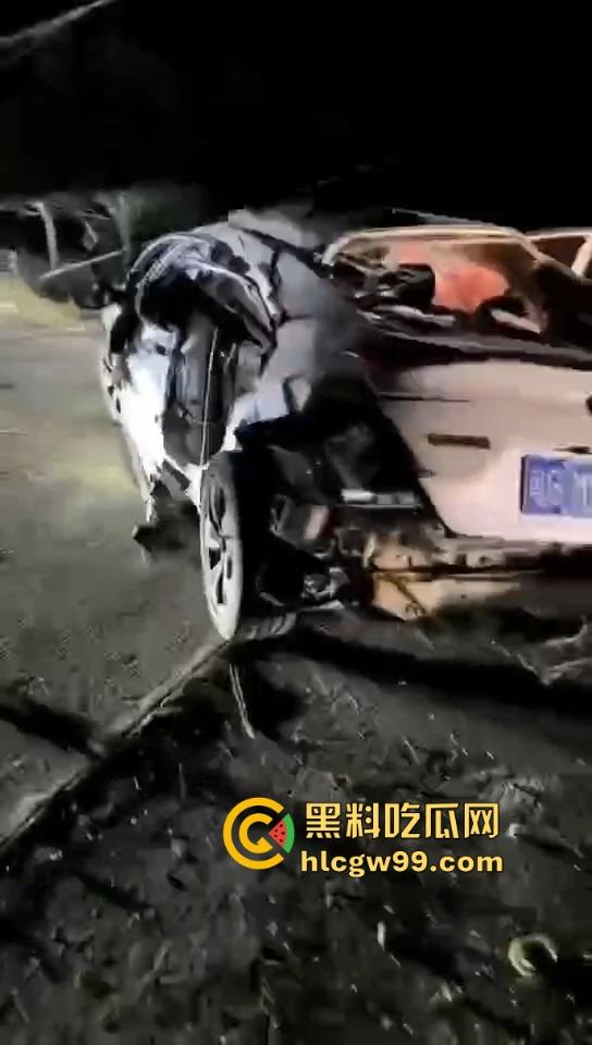 湛江雷州东里镇春节变丧场，士头路口惨烈车祸 ，家人还在吃席 ，这边已经送命了！-1