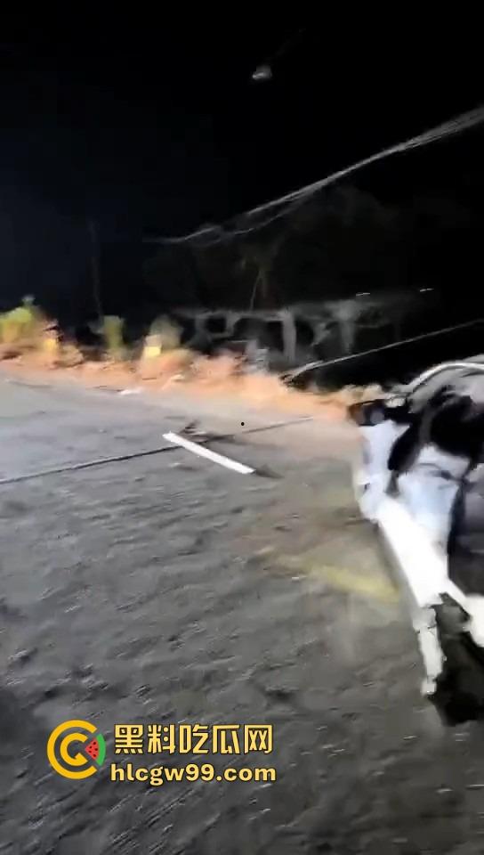 湛江雷州东里镇春节变丧场，士头路口惨烈车祸 ，家人还在吃席 ，这边已经送命了！-3