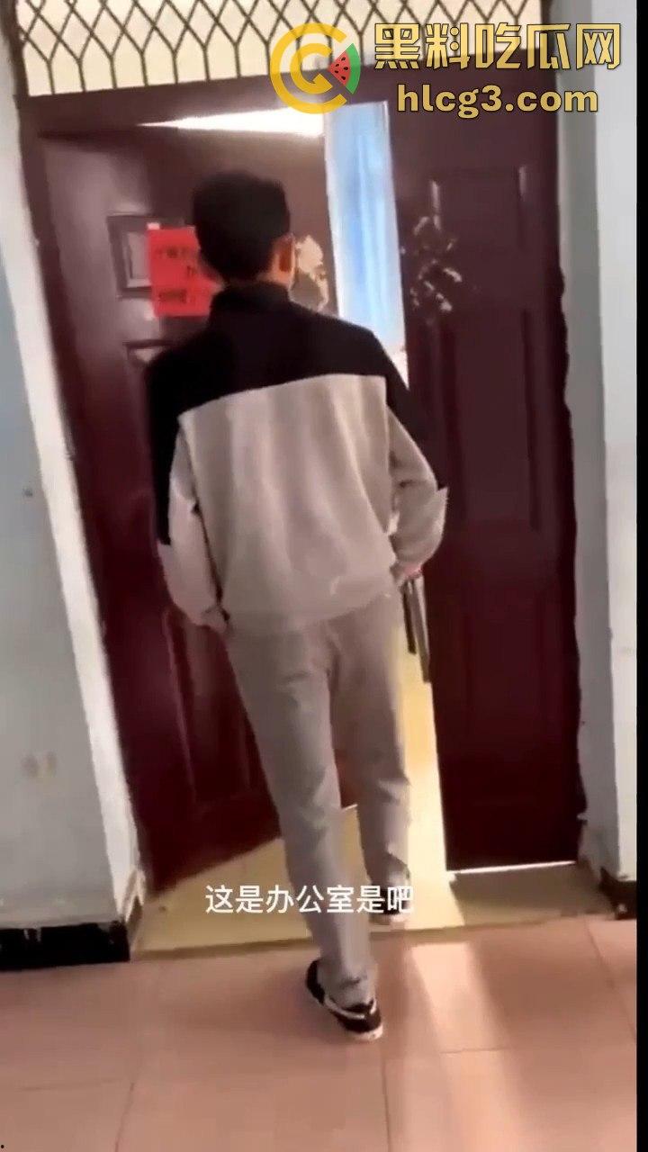 云南昆明某高校信息两学生办公室锁门打炮！窗帘当床单，教导主任敲门瞬间激情场面大曝光！-6