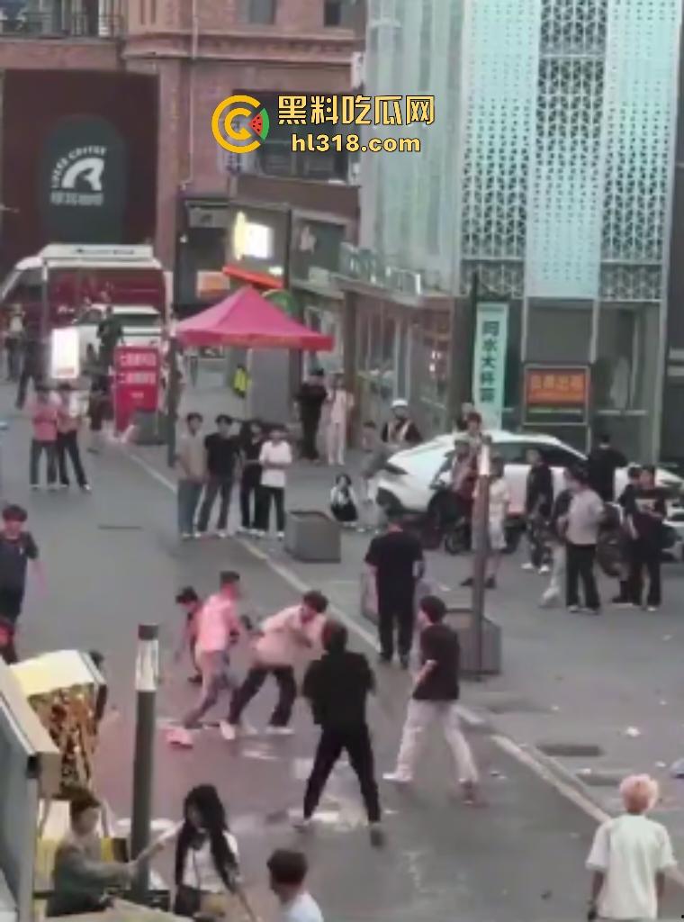 杀马特小年轻群殴纹身社会哥！啤酒瓶爆头血流成河，保安亭前打架无人管制！-3