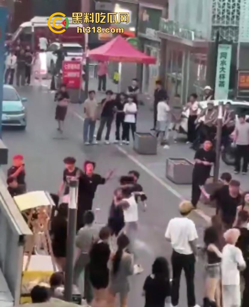杀马特小年轻群殴纹身社会哥！啤酒瓶爆头血流成河，保安亭前打架无人管制！-4