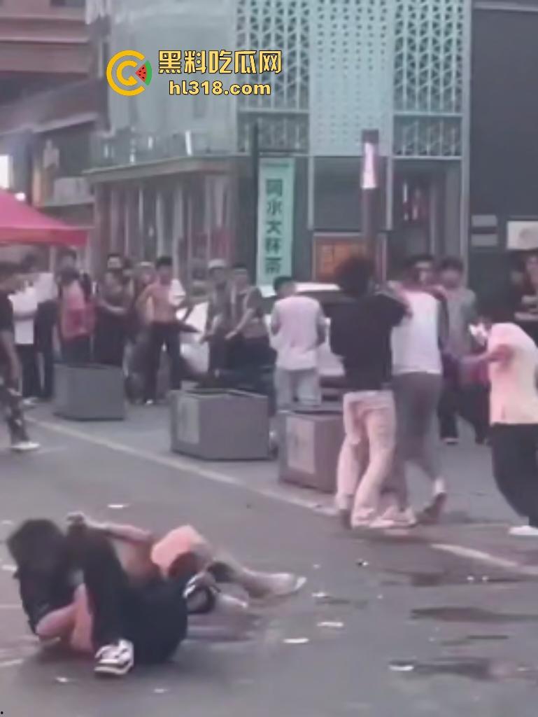 杀马特小年轻群殴纹身社会哥！啤酒瓶爆头血流成河，保安亭前打架无人管制！-6