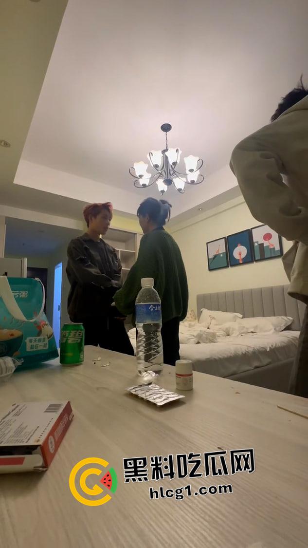 河南精神小伙逼自己女朋友做鸡 拳打脚踢还上电棍 现场视频流出-3