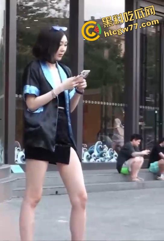 长沙制服女被调教执行真空任务，短裙蹲下瞬间走光露出白虎逼，骚到路人狂回头！-6