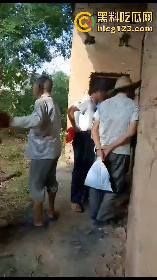 村里来了个黑人，大爷们竟然让痴呆女去陪操！破屋里全程直播，跟看真人重口味A片一样！-9