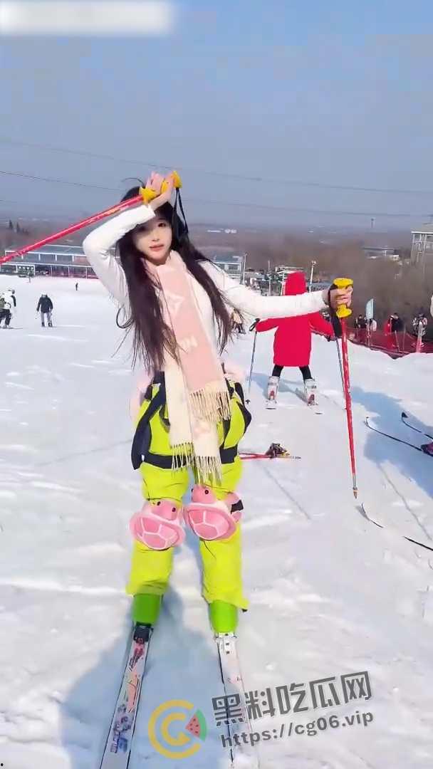 抖音网红【梁嘉怡凉不了】榜一大哥爆操现场画面流出 高高在上的网红女神被草出猪叫-3