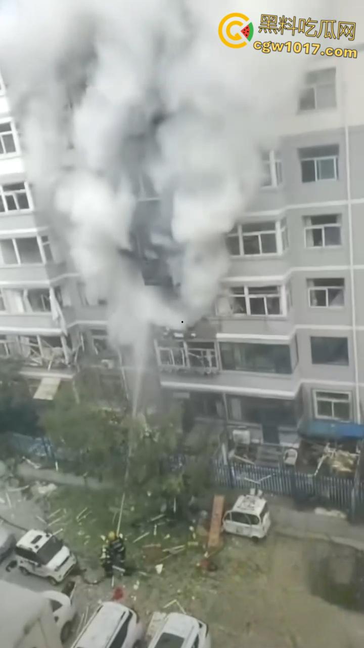 河北张家口钢鑫小区，突发惊天爆炸疑似燃气泄漏，爆炸冲击波震碎周边窗户玻璃，楼体墙面崩裂变形！-7