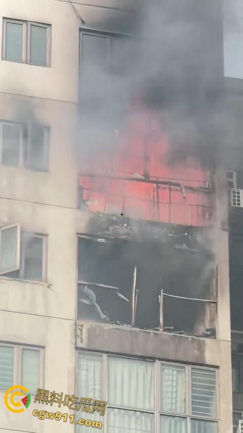 深圳观湖招商观园高楼着火，火势从十六楼窗户喷涌，消防员救出被困小伙，整栋楼被烧的面目全非！-5