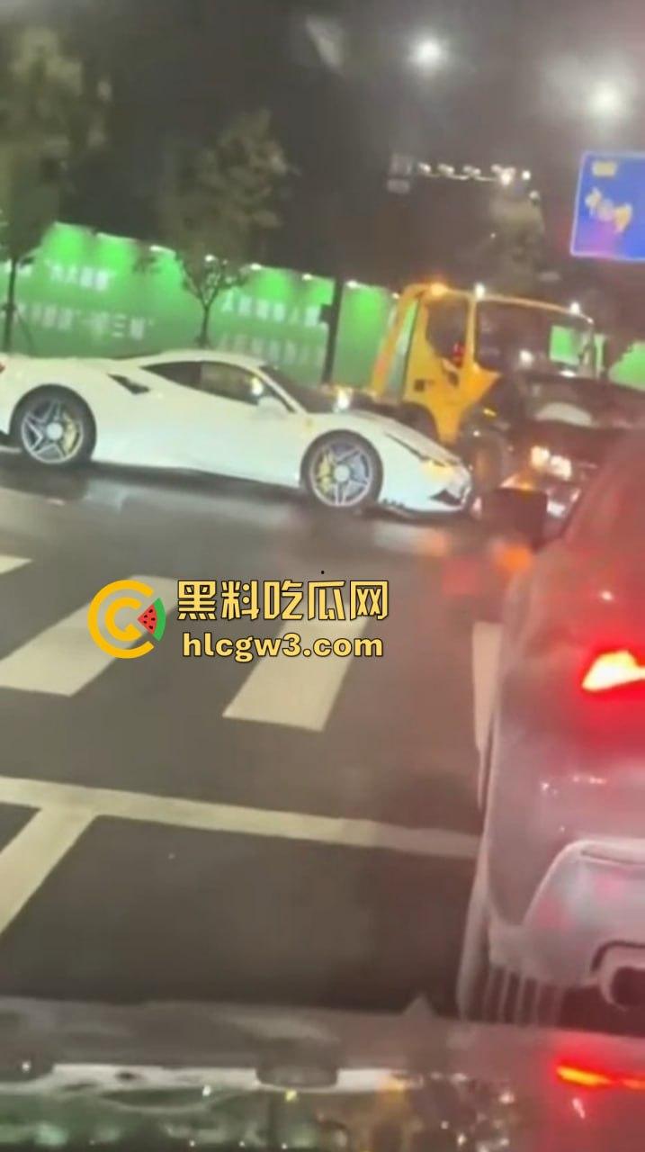 嘉兴海盐百货门口突发车祸！法拉利与斯柯达激烈碰撞，气囊齐爆损失惨重，维修账单成谜！-7