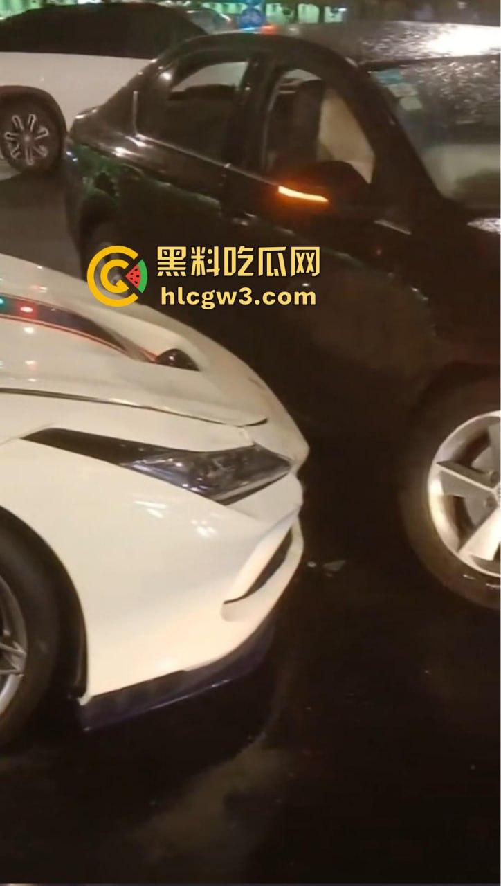 嘉兴海盐百货门口突发车祸！法拉利与斯柯达激烈碰撞，气囊齐爆损失惨重，维修账单成谜！-9