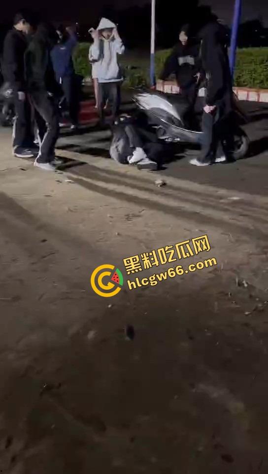 潮汕精神小妹开打了,情敌当街对峙,头发一把把薅,咒骂一句句飙,打到拖鞋都飞出去啦!-4