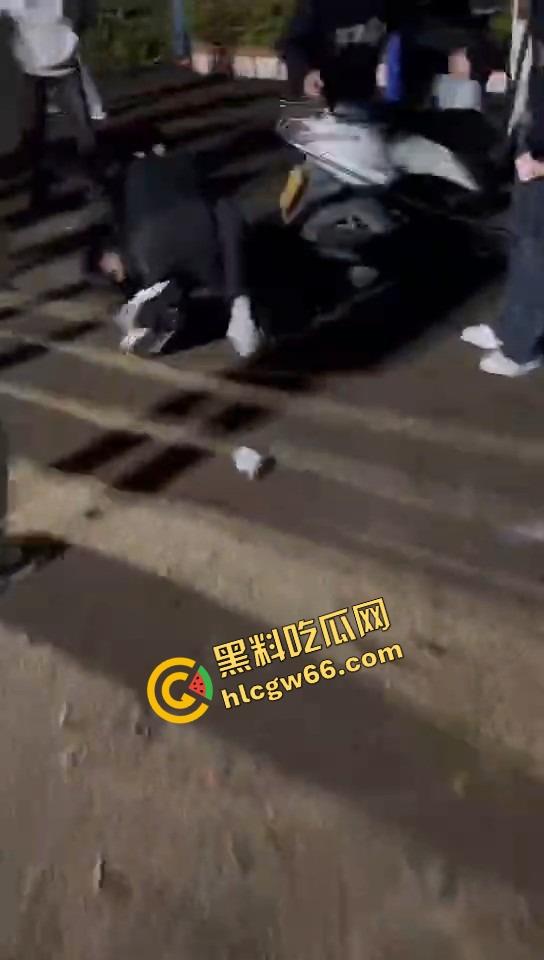 潮汕精神小妹开打了,情敌当街对峙,头发一把把薅,咒骂一句句飙,打到拖鞋都飞出去啦!-5